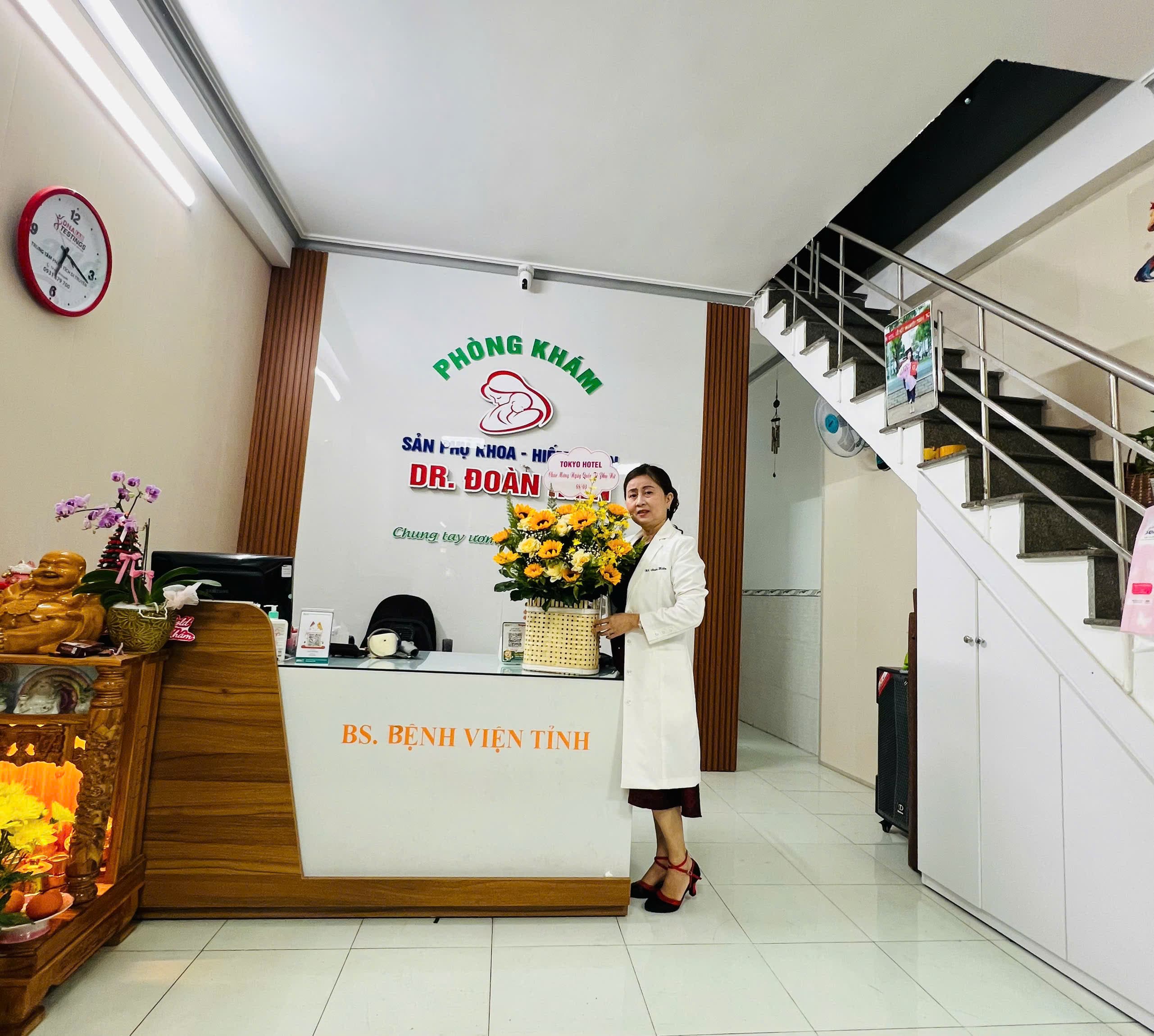 Bác sĩ khám bệnh tại phòng khám